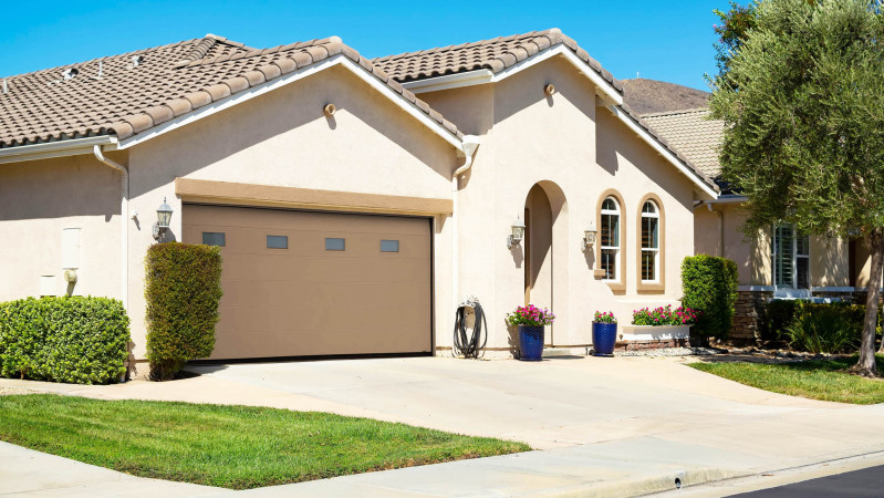 Porta sezionale per garage: realizzata sempre con pannelli coibentati, può essere arricchita con una motorizzazione semplice ma molto utile.