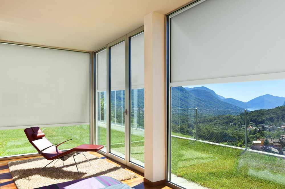 Tende a caduta: ideali per chiudere terrazzi o per rifinire una struttura esterna. Pratico ed efficacie il tessuto trasparente per consentire la massima luminosità.