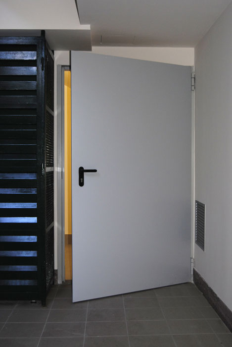 Porte Reversibili per Rivendita Da Magazzino: sempre disponibili 5 misure standard per porte ad un'anta; colore base simil RAL 7035 (grigio chiaro).