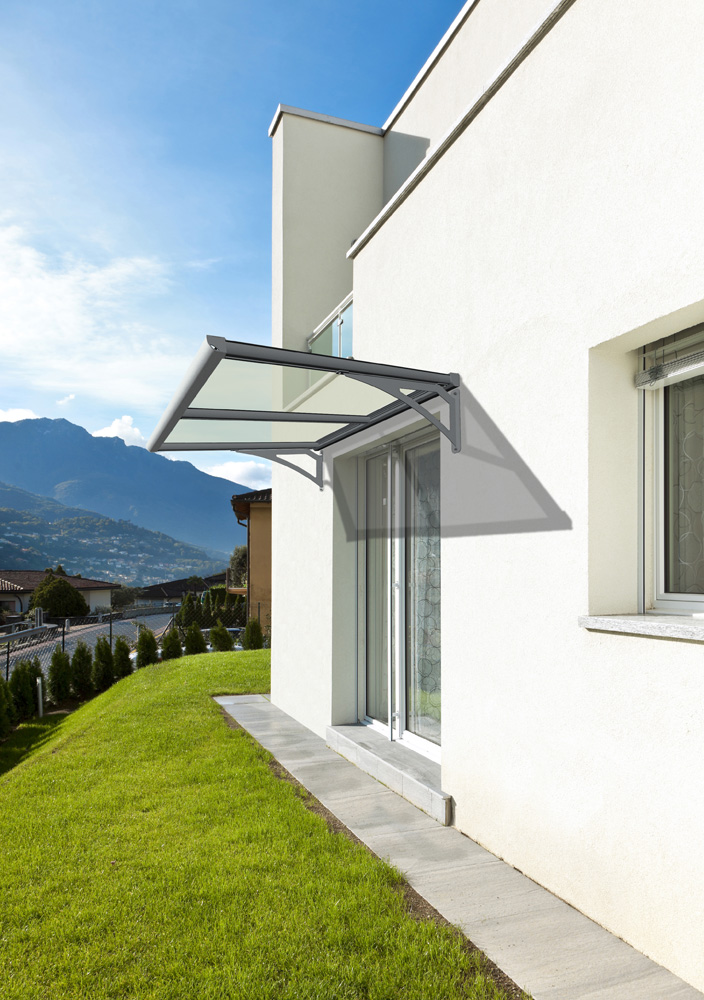 Pensiline: 4 modelli per garantirti una elegante copertura per il tuo ingresso in casa.